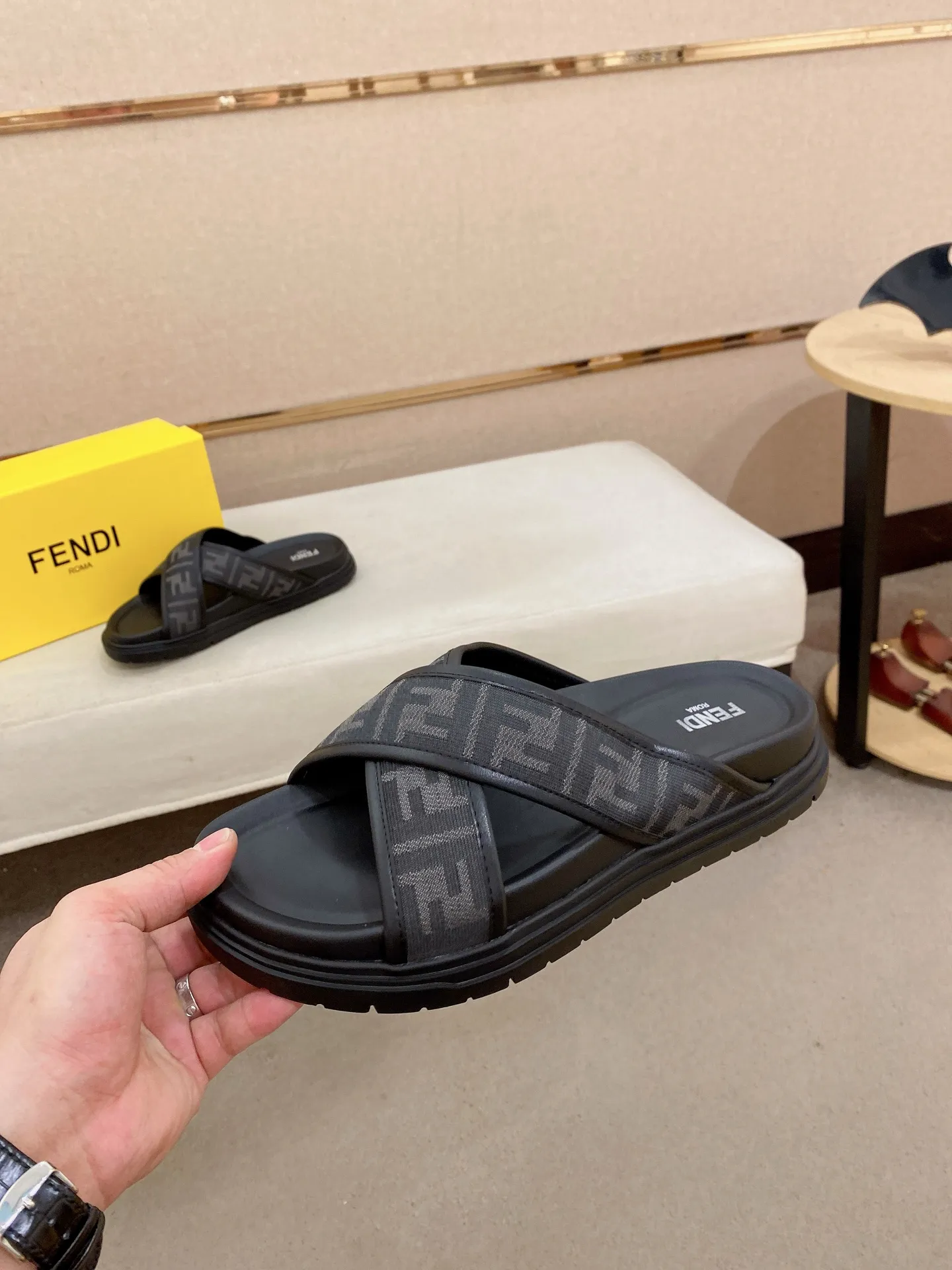 Factory price: 320💰 [Fendi Slippers] High-end brand of men's shoes, official website 1:1 latest masterpiece: original mold customization, the fabric is made of imported original materials, upgraded outsole, lighter and non-slip. The market's top quality, simple yet tasteful, a must-have for fashionistas, fashionable at your feet, full of confidence, the same style at the counter 👍The season of summer slippers is here. Code: 38-44 (45 is custom-made and cannot be returned or exchanged)